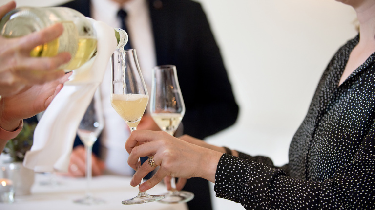 Een amuse van asperges klaar om geserveerd te worden in het Teaching Hotel Château Bethlehem.