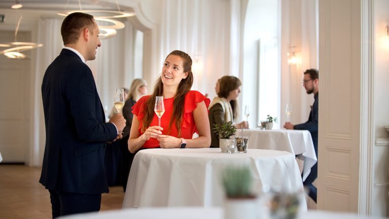 Een kleurrijk zomers voorgerecht met koud vlees klaar om geserveerd te worden in het Teaching Hotel.