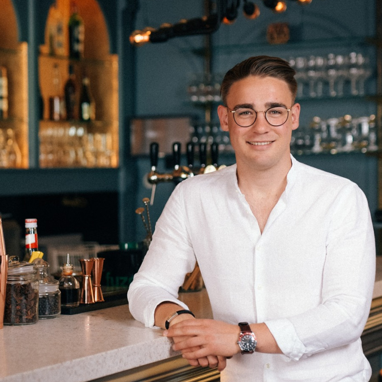 Restaurant Luster, Loek Rekko, Blue and white bar, white shirt, glasses,
