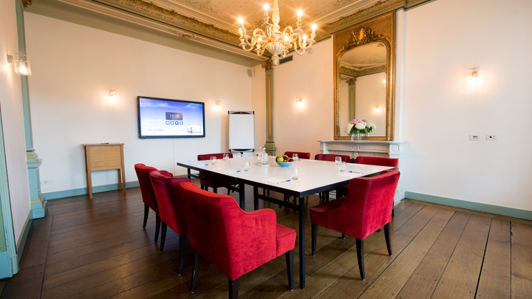 Een amuse van asperges klaar om geserveerd te worden in het Teaching Hotel Château Bethlehem.