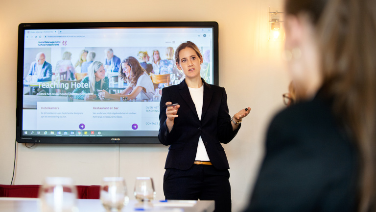 Een kleurrijk zomers voorgerecht met koud vlees klaar om geserveerd te worden in het Teaching Hotel.