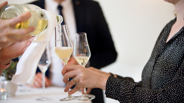 Een amuse van asperges klaar om geserveerd te worden in het Teaching Hotel Château Bethlehem.