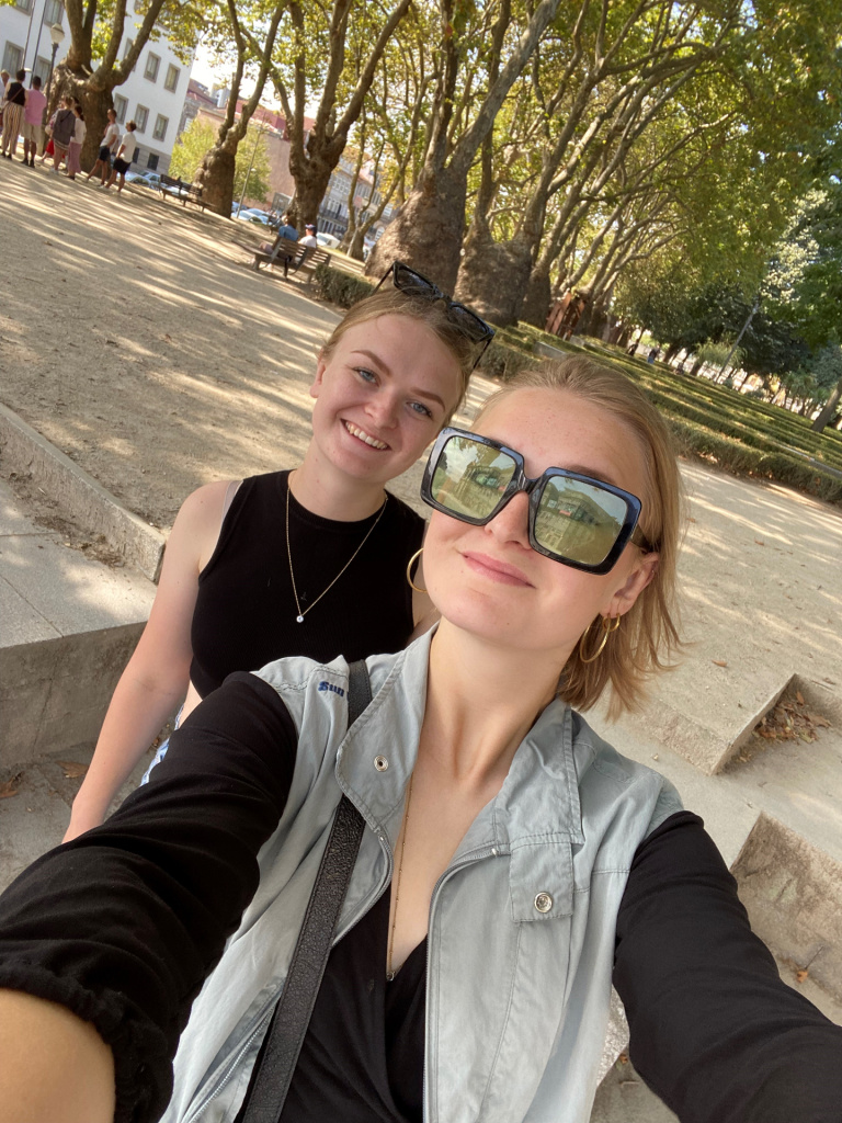 Michelle (L) en Charlotte (R)