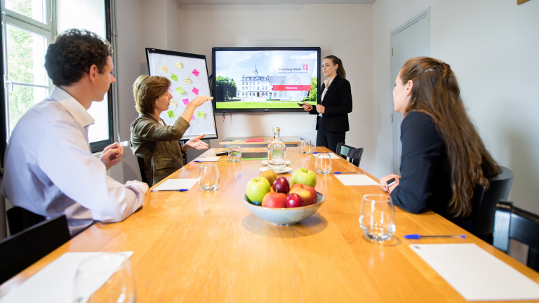 Een dessert van verse aardbeien klaar om geserveerd te worden in het restaurant van Teaching Hotel Château Bethlehem.