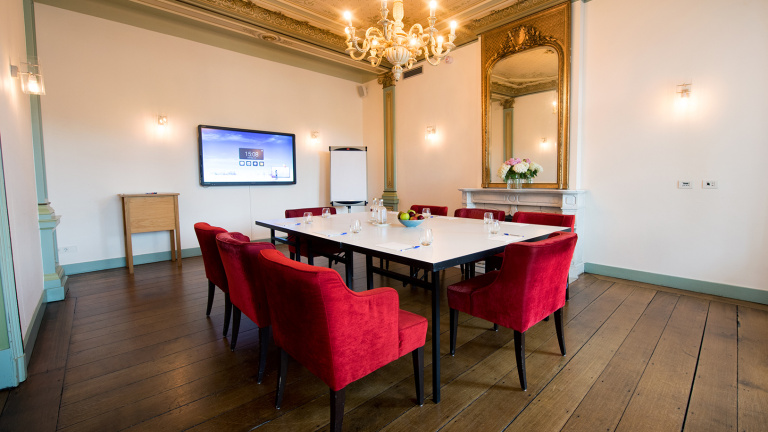 Een amuse van asperges klaar om geserveerd te worden in het Teaching Hotel Château Bethlehem.