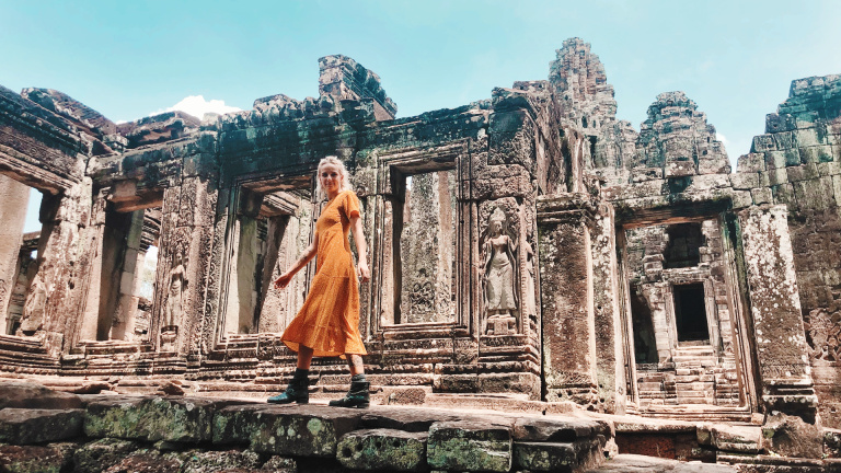 Meisje in gele jurk op de Angkor Wat Cambodja
