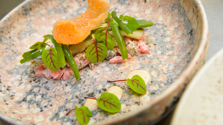 Een amuse van asperges klaar om geserveerd te worden in het Teaching Hotel Château Bethlehem.