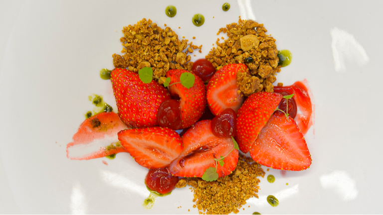 Een dessert van verse aardbeien klaar om geserveerd te worden in het restaurant van Teaching Hotel Château Bethlehem.