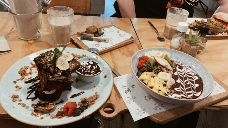 Tafel met smoothiebowl, brownie en koffie