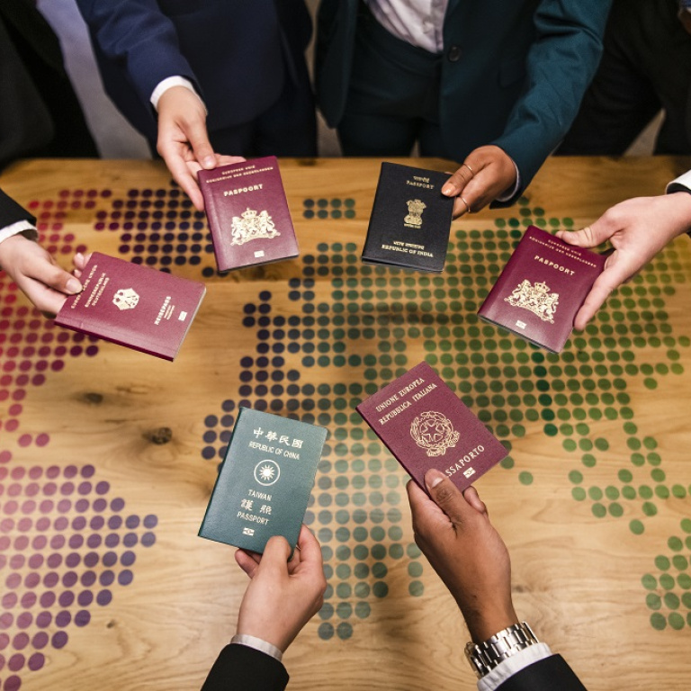 Verschillende paspoorten vastgehouden door studenten